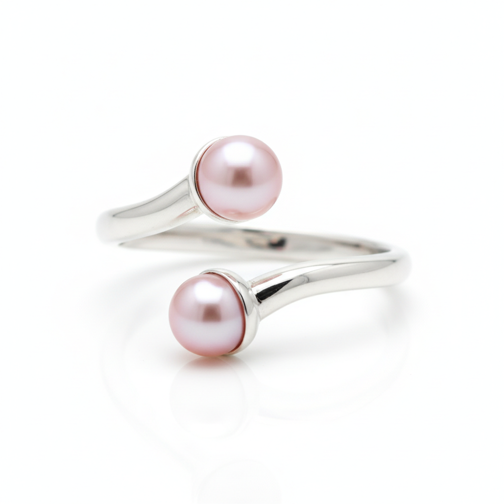 gör en silverring som är öppen på framsidan. I ena änden sitter en rosa pärla, och den andra är bara slät i metall